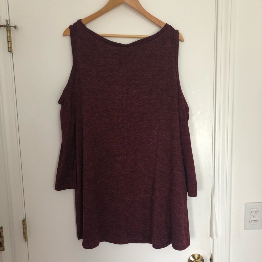 Cutout shoulder Top - Picture 2 of 3